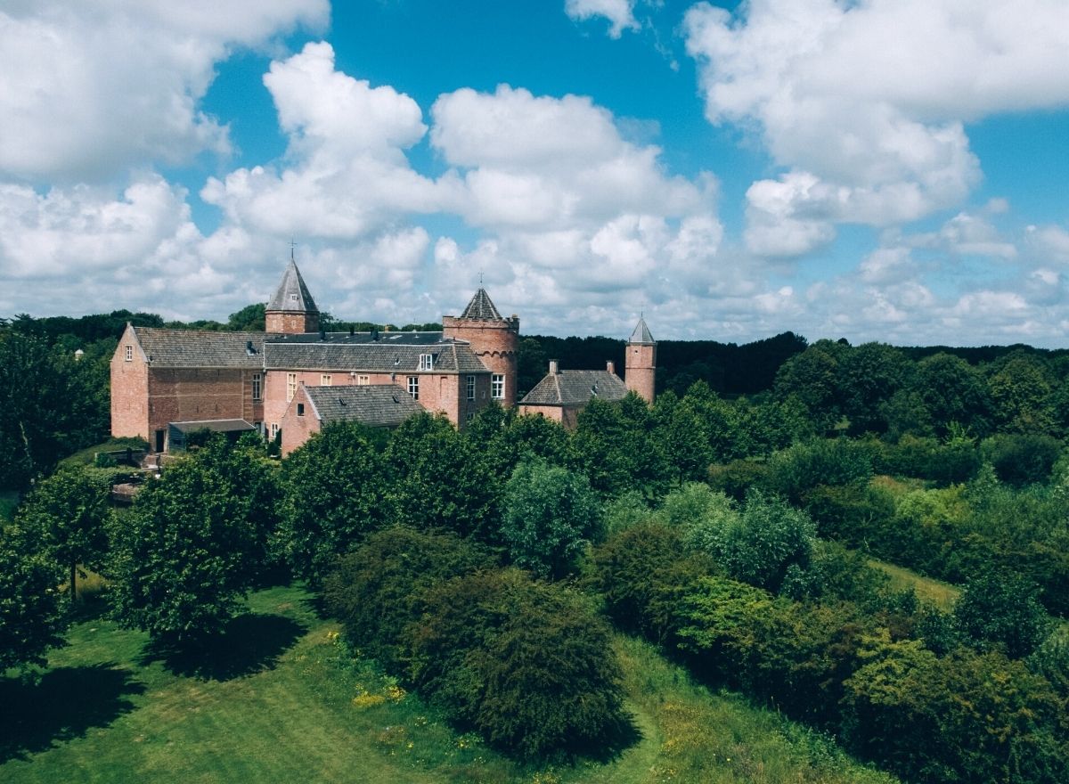 Kasteel Westhove in natuurgebied De Manteling op Walcheren, Zeeland