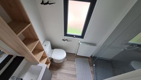 Badkamer en-suite bij ouderslaapkamer Rapidhome Bahiana met wastafel, douche en toilet