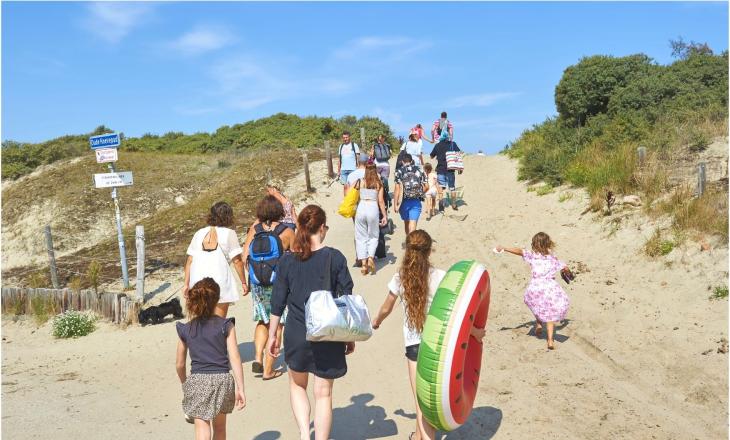 Het strand op 2 kilometer afstand van vakantiepark de Oase in Renesse