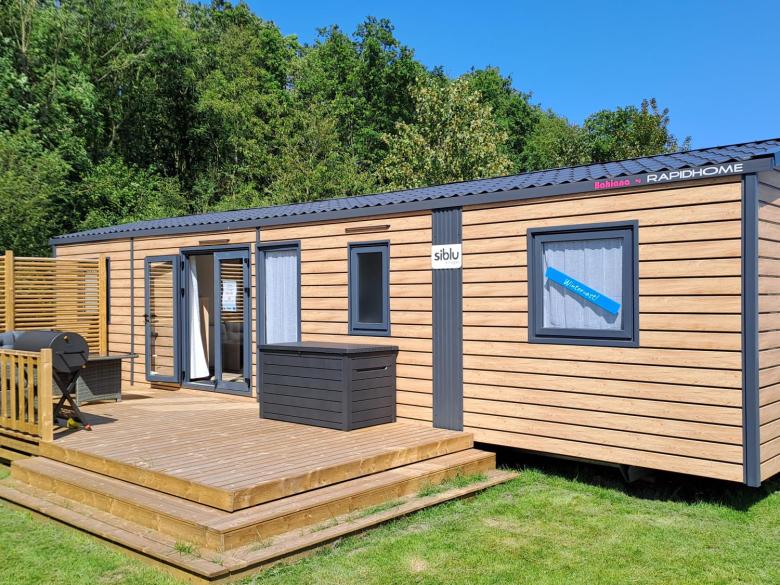 Exterieur Rapidhome Bahiana, hier afgebeeld met podiumterras en Louvre privacyschermen