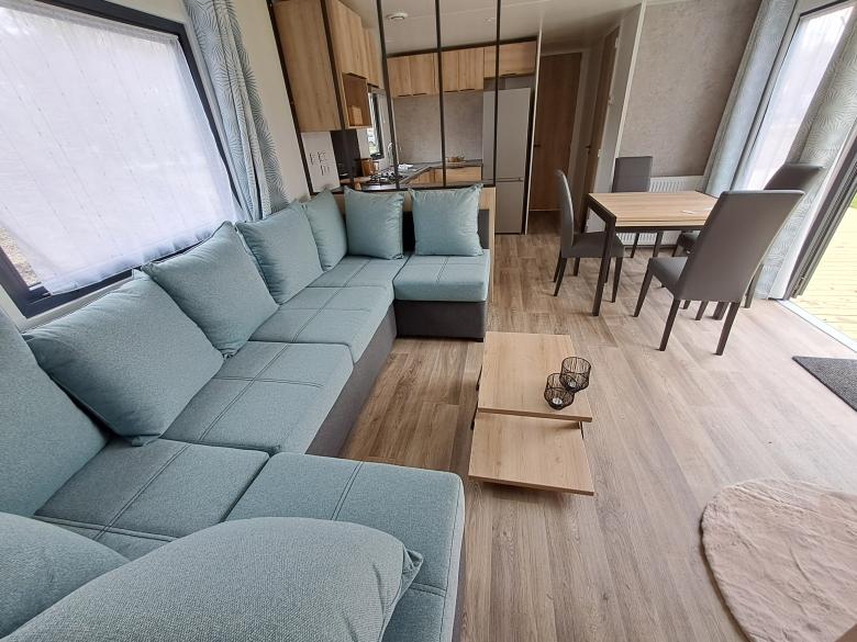 Royale living in Rapidhome Bahiana met grote hoekbank, eettafel en hoekkeuken