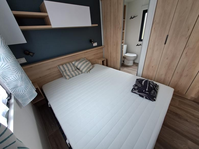 Masterbedroom met badkamer on suite