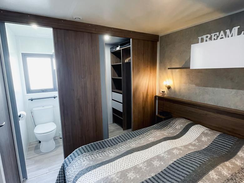 Slaapkamer met toilet inloopkast